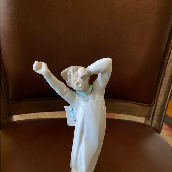 LLADRO BOY IN NIGHT GOWN - Picture 3 of 5